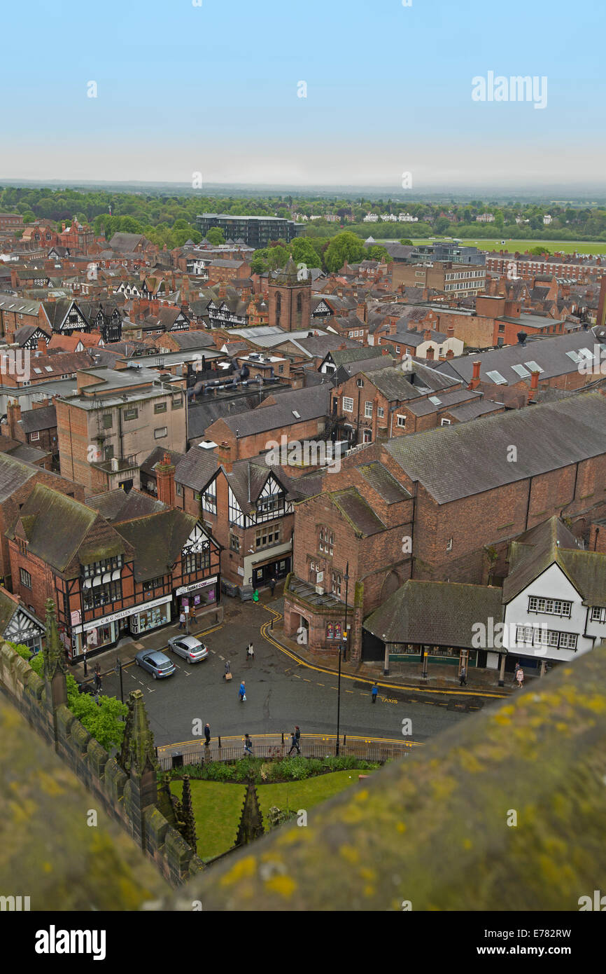 Vista su un vasto paesaggio urbano dominato da edifici storici di alta del tetto della cattedrale nella città inglese di Chester Foto Stock