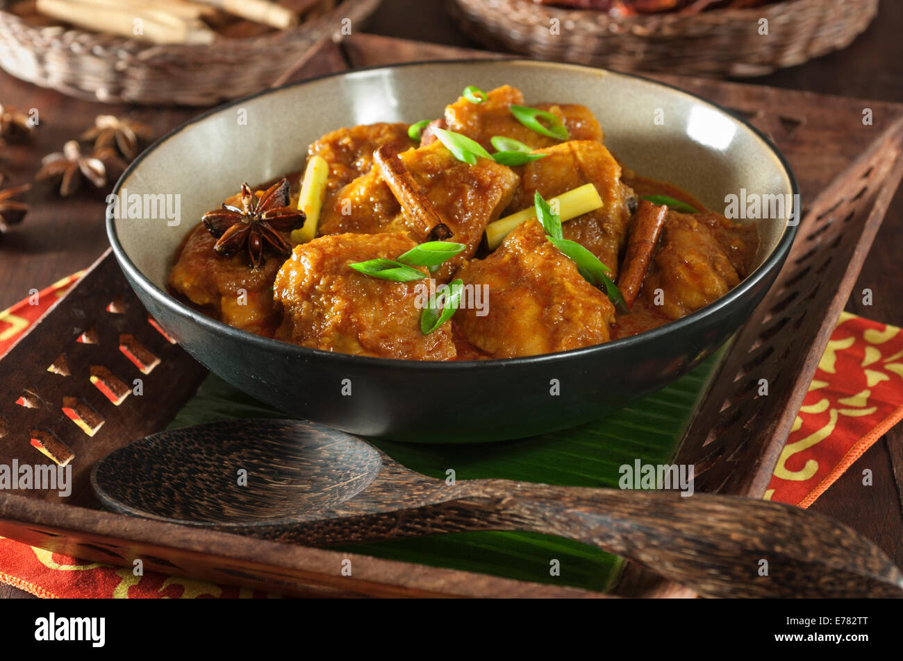 Ayam masak merah. Rosso peperoncino cotto pollo. Malaysia cibo Foto Stock