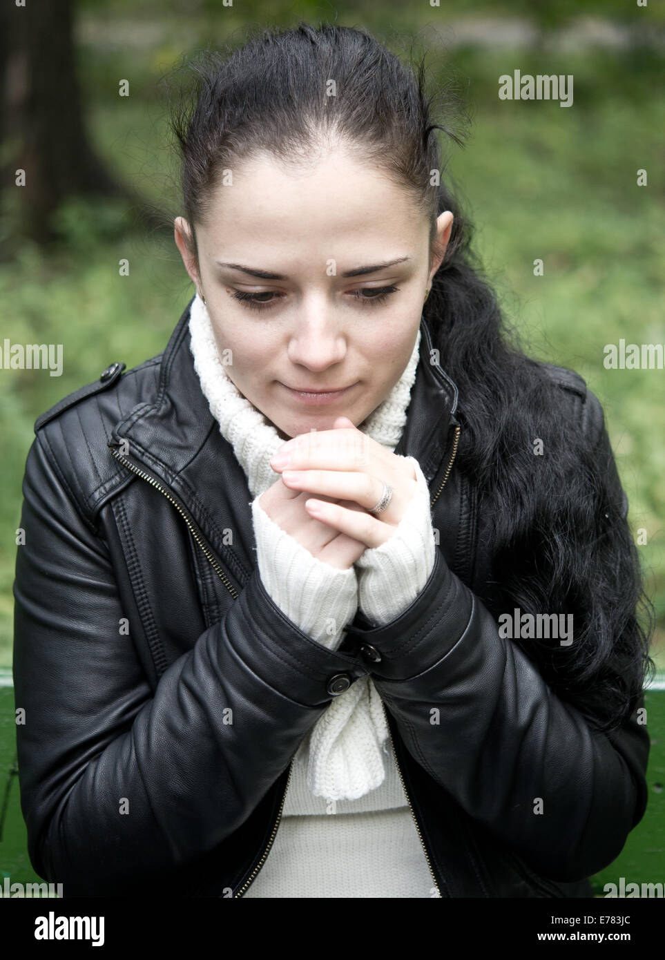 Da sola la donna la sensazione di freddo in autunno park Foto Stock