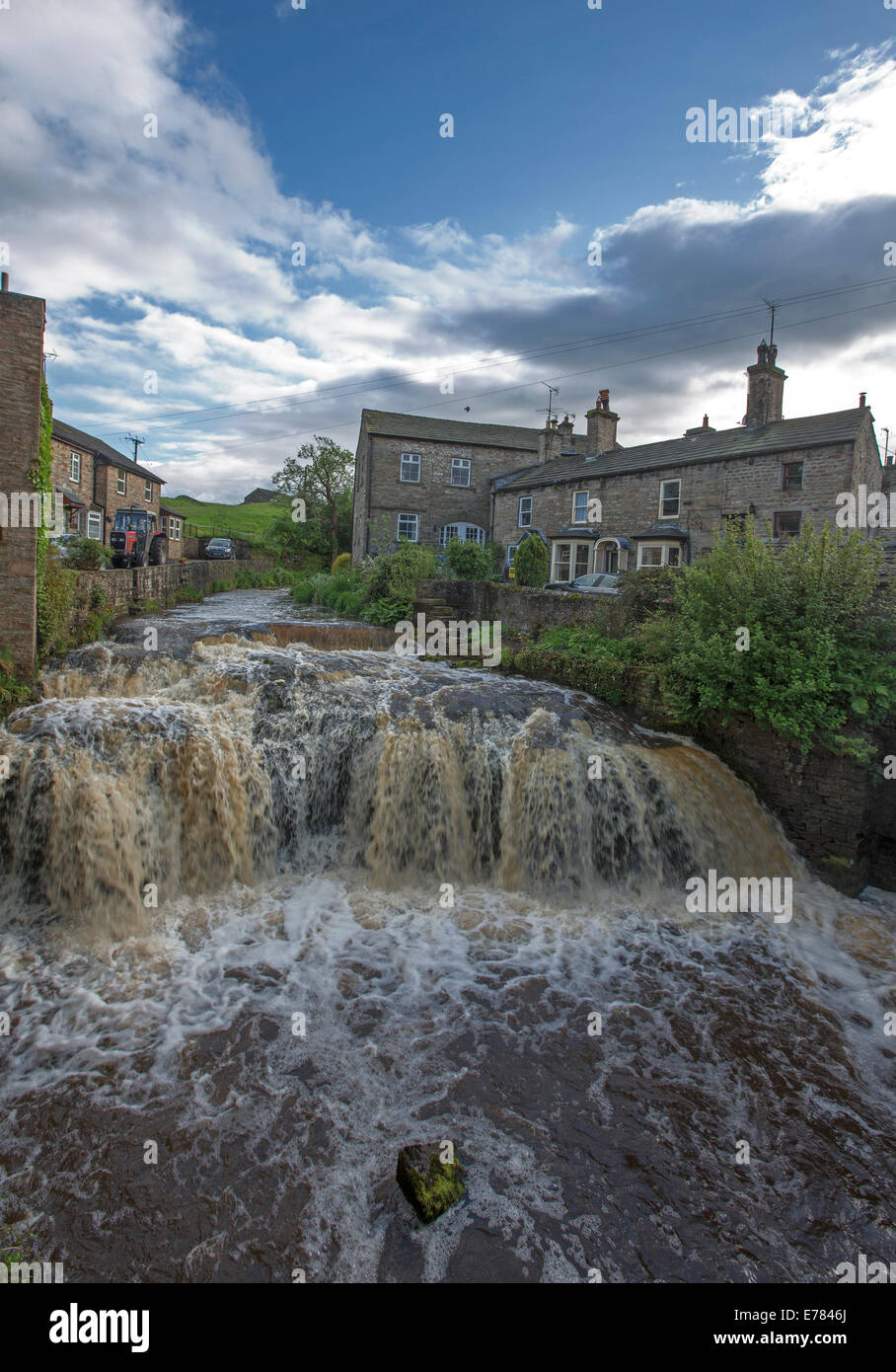 Acque di schiumatura della pittoresca Gayle Beck cade versando tra la storica cottage in pietra al villaggio di Hawes nello Yorkshire Inghilterra Foto Stock