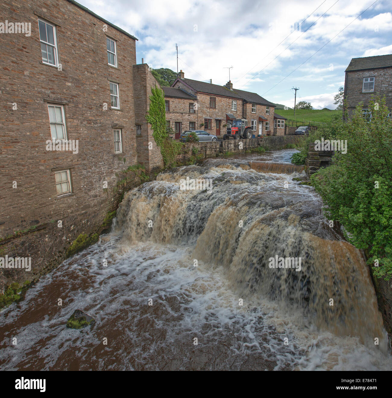 Acque di schiumatura della pittoresca Gayle Beck cade versando tra la storica cottage in pietra al villaggio di Hawes nello Yorkshire Inghilterra Foto Stock