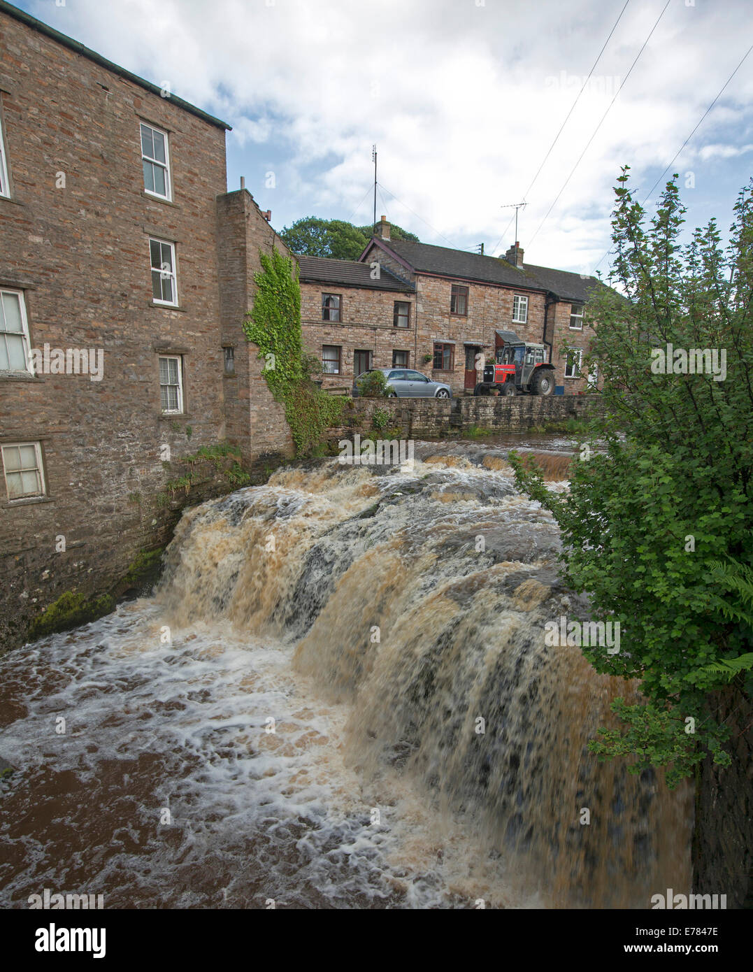 Acque di schiumatura della pittoresca Gayle Beck cade versando tra la storica cottage in pietra al villaggio di Hawes nello Yorkshire Inghilterra Foto Stock