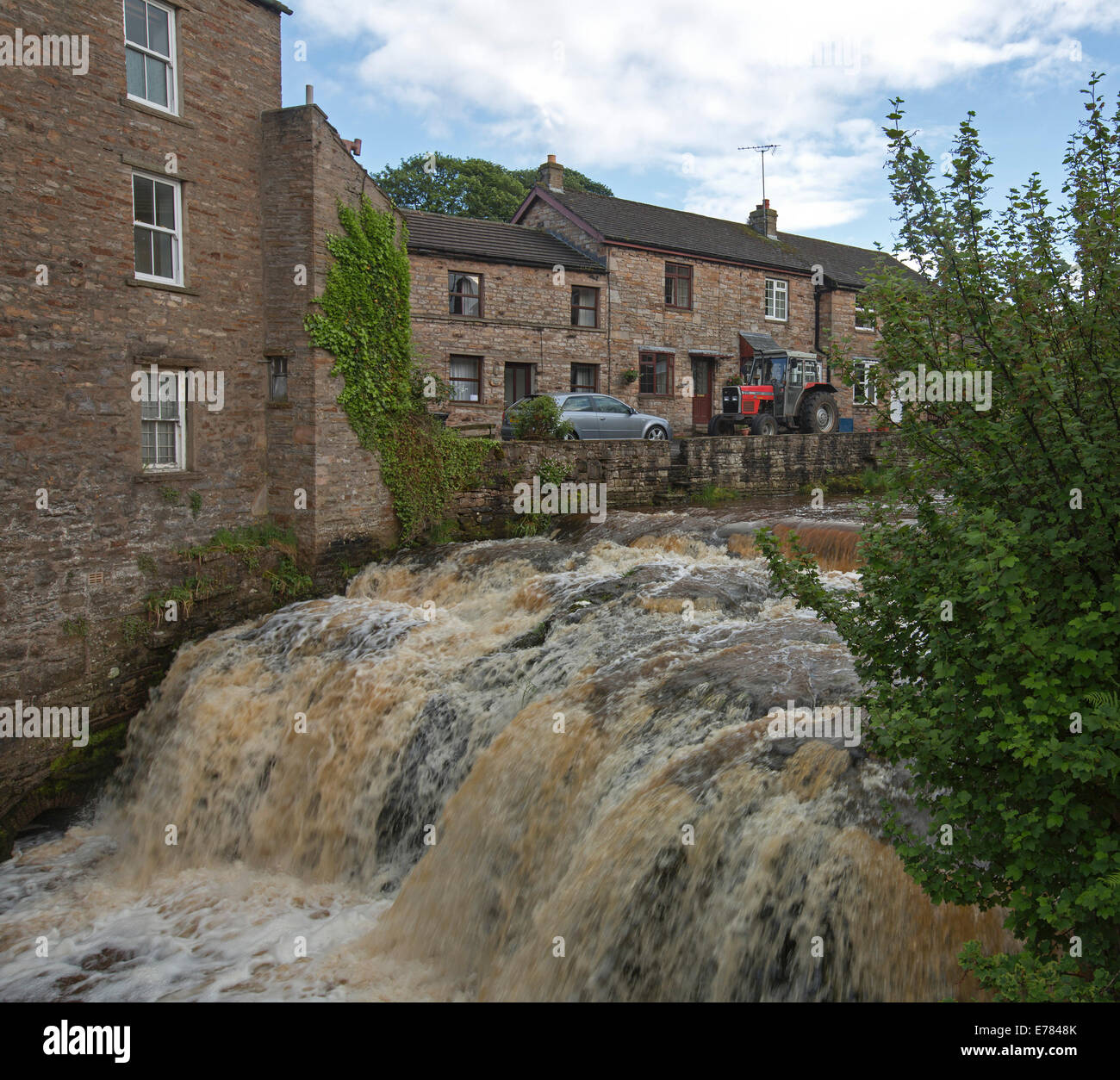 Acque di schiumatura della pittoresca Gayle Beck cade versando tra la storica cottage in pietra al villaggio di Hawes nello Yorkshire Inghilterra Foto Stock