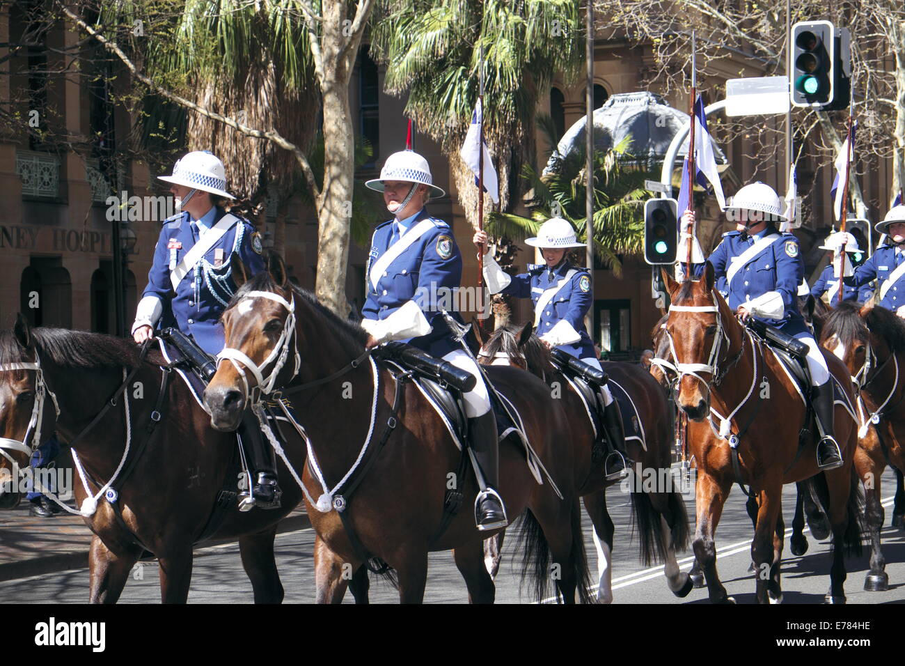 Sydney, Australia. 09th Set 2014. Il governatore del nuovo Galles del Sud, Dame Marie Bashir, è onorato dal Parlamento del nuovo Galles del Sud mentre si prepara al ritiro dalla vita pubblica. Accompagnato da una guardia d'onore, il Governatore ha aperto ufficialmente la sessione 55th del NSW state Parliament Credit: martin berry/Alamy Live News Foto Stock