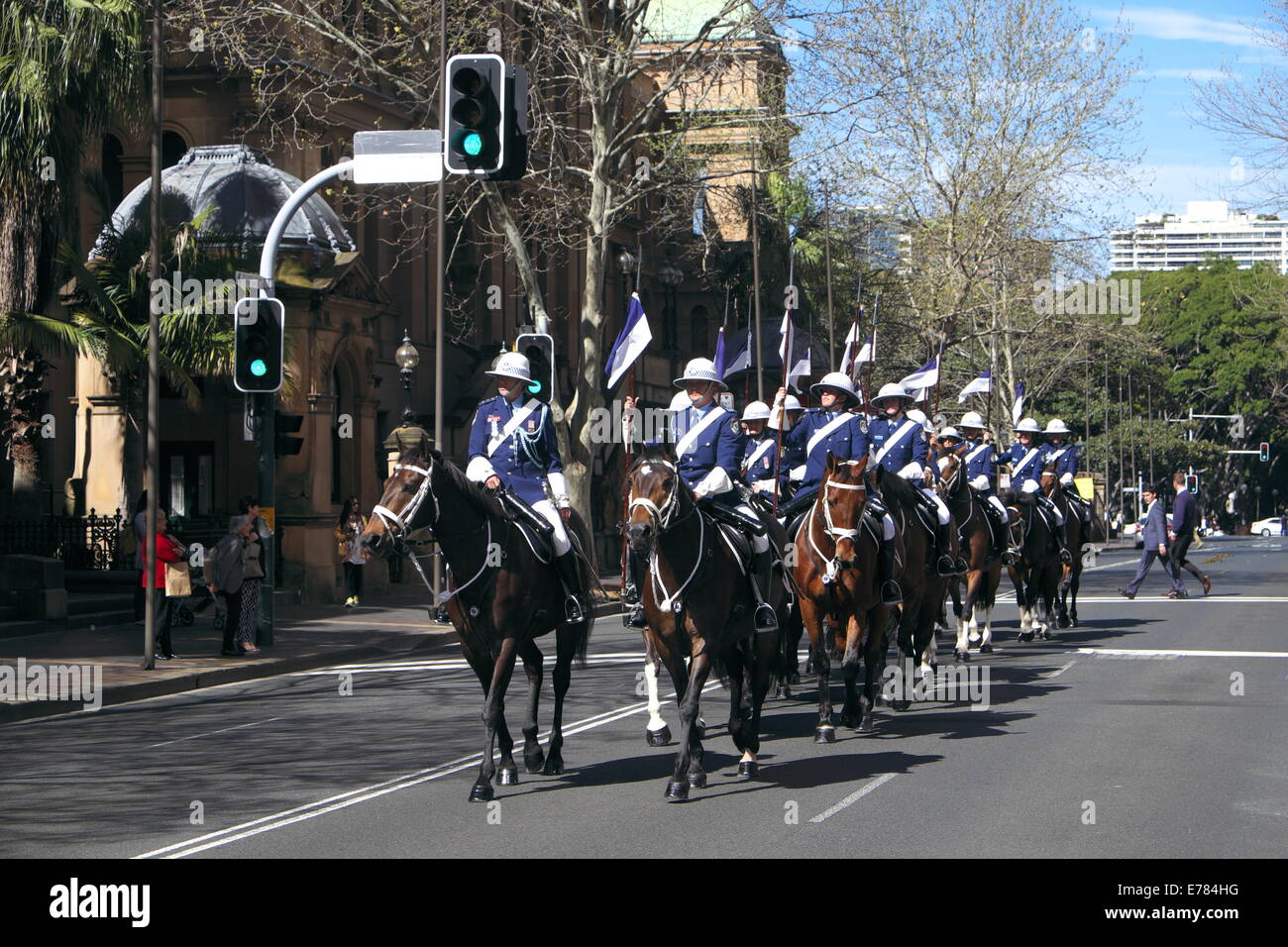 Sydney, Australia. 09Sep, 2014. Il Governatore del New South Wales, Dame Marie Bashir, è onorata dal Nuovo Galles del Sud come il Parlamento si prepara a ritirarsi dalla vita pubblica. Accompagnato da una guardia d'onore il governatore ha aperto ufficialmente la 55a sessione del Parlamento di Stato credito: martin berry/Alamy Live News Foto Stock