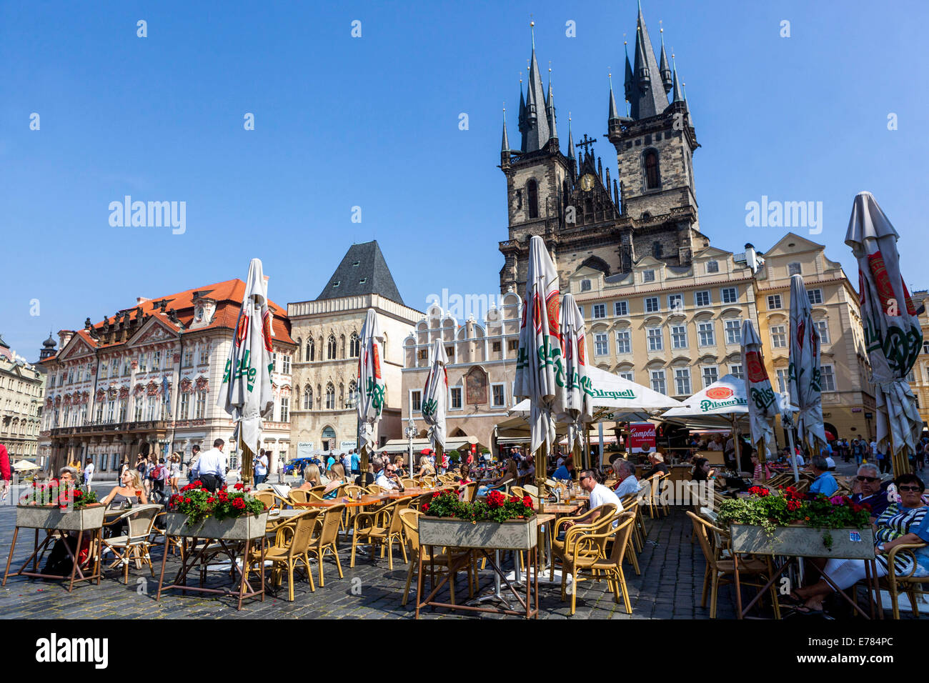 La gente del ristorante del caffè del bar di Praga sulla piazza della città vecchia di Praga Turisti Repubblica Ceca bar Foto Stock