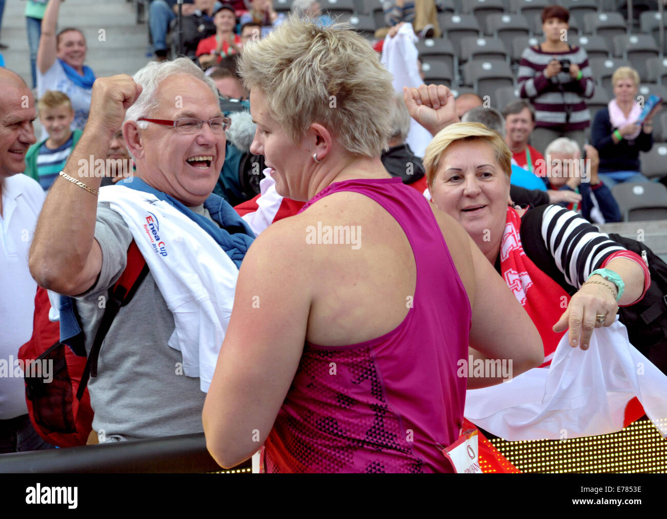 Berlino, Germania. 31 Agosto, 2014. Parenti abbracciare hammer thrower Anita Wlodarczyk (C) della Polonia durante la 73a edizione dell'annuale atletica leggera incontro e concorrenza "ISTAF Berlin 2014' nello stadio Olimpico di Berlino, Germania, 31 agosto 2014. Wlodarczyk sachieved un nuovo record mondiale nel lancio del martello con 79.58 metri. Foto: Roland Popp/dpa - nessun filo SERVICE -/dpa/Alamy Live News Foto Stock