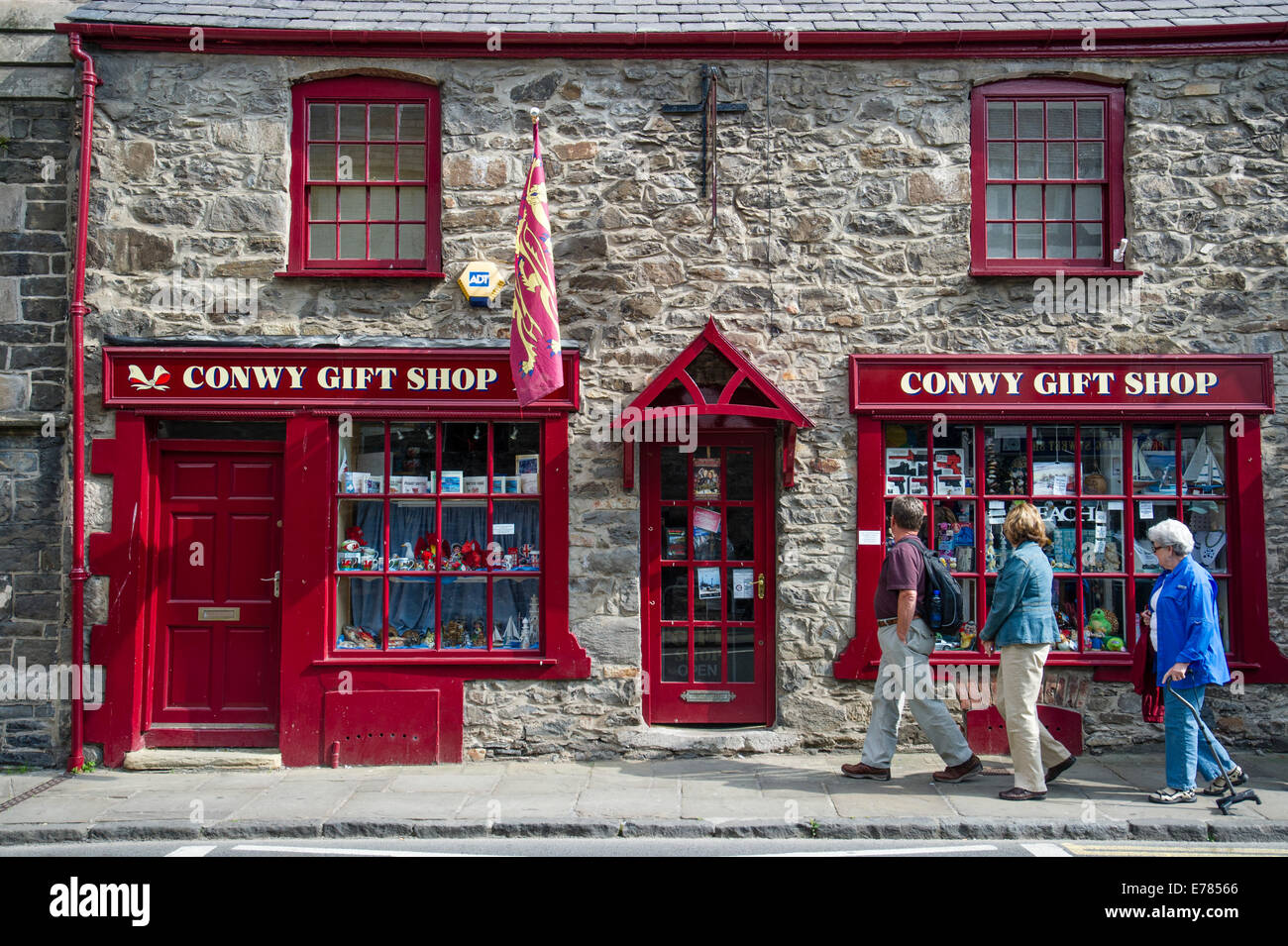 Pedoni camminare davanti a un negozio di articoli da regalo a Conwy Galles del Nord Foto Stock