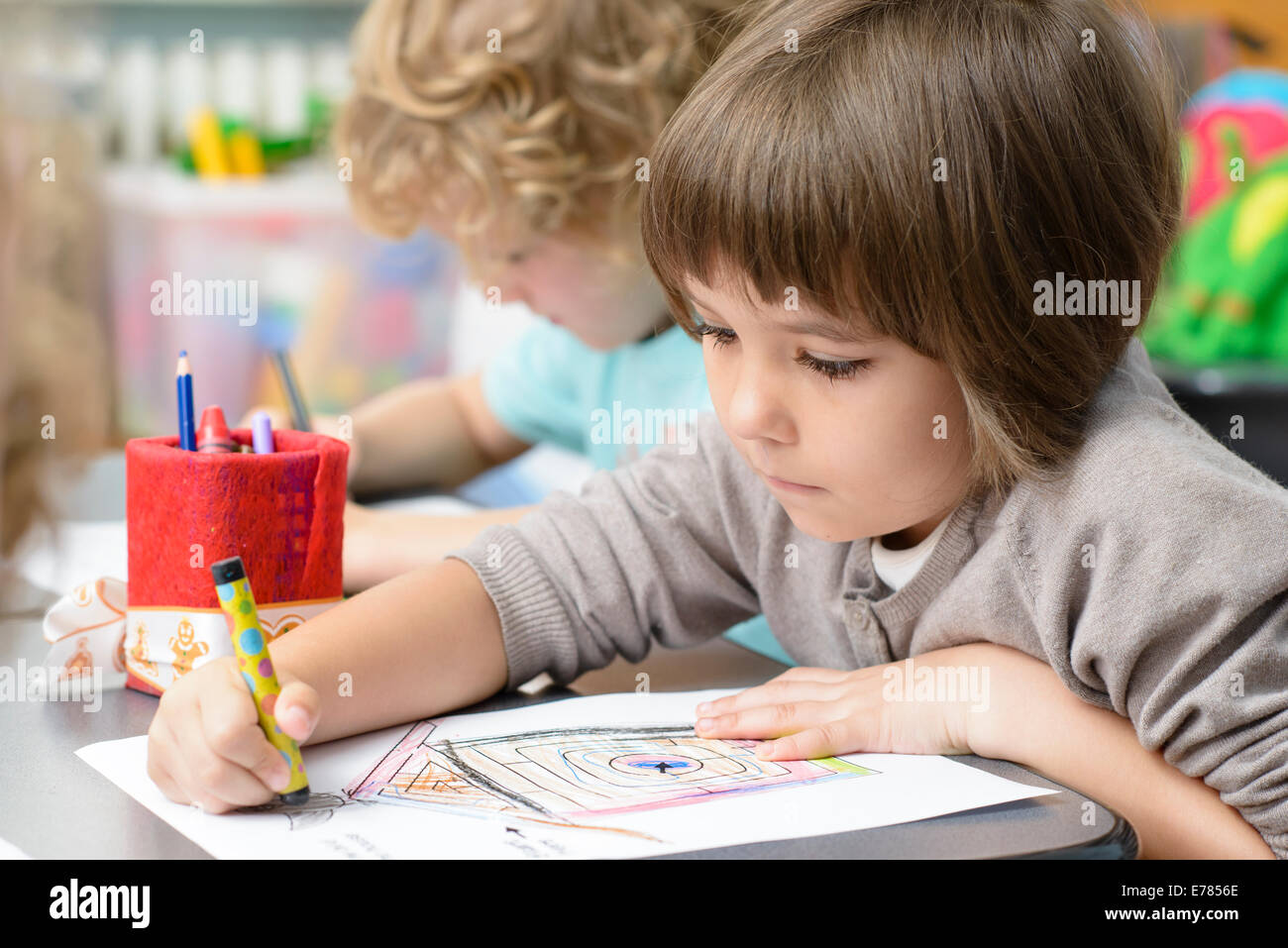Due bambini disegno alla scuola materna Foto Stock