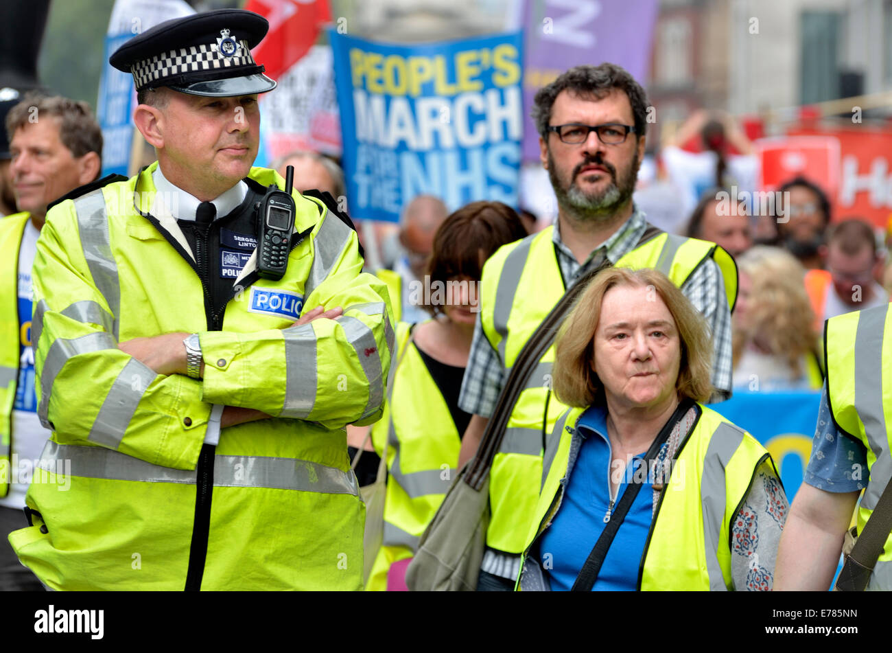 Londra, Inghilterra, Regno Unito. La Metropolitan Police officer presso il popolo di marzo per il NHS, London, 2014 Foto Stock