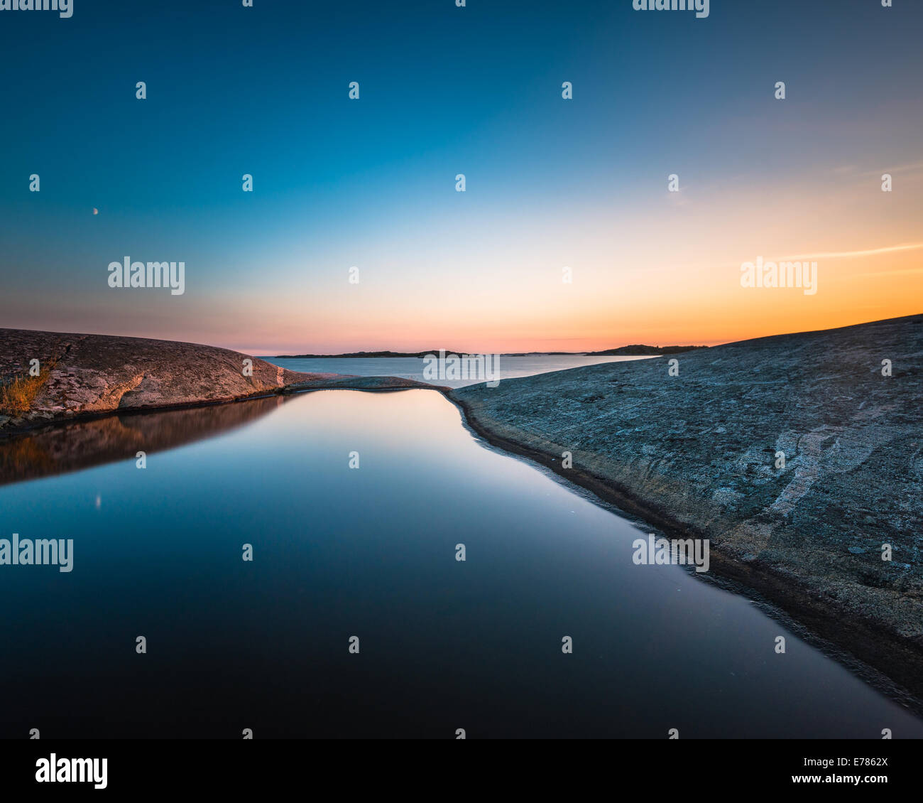 Grande piscina di marea e l'oceano al tramonto Foto Stock