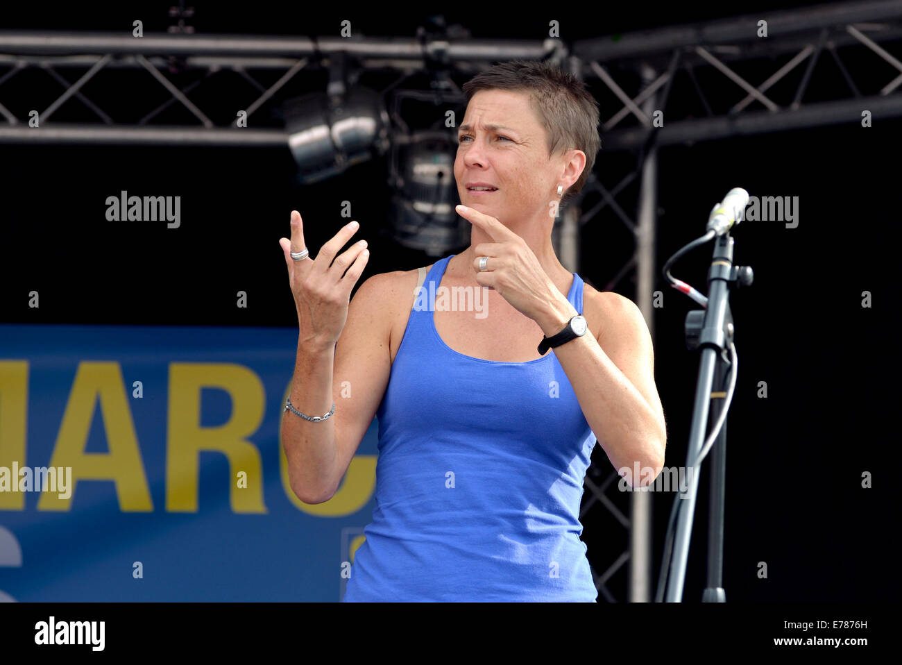 Interprete del linguaggio dei segni in un rally politico in Trafalgar Square Foto Stock