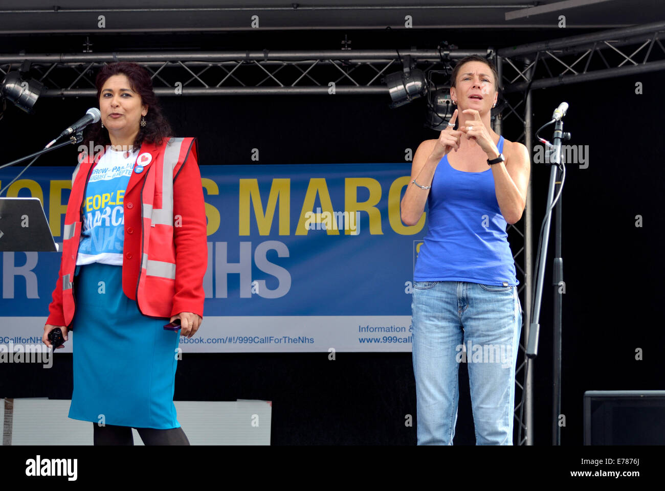 Interprete del linguaggio dei segni in un rally politico in Trafalgar Square Foto Stock