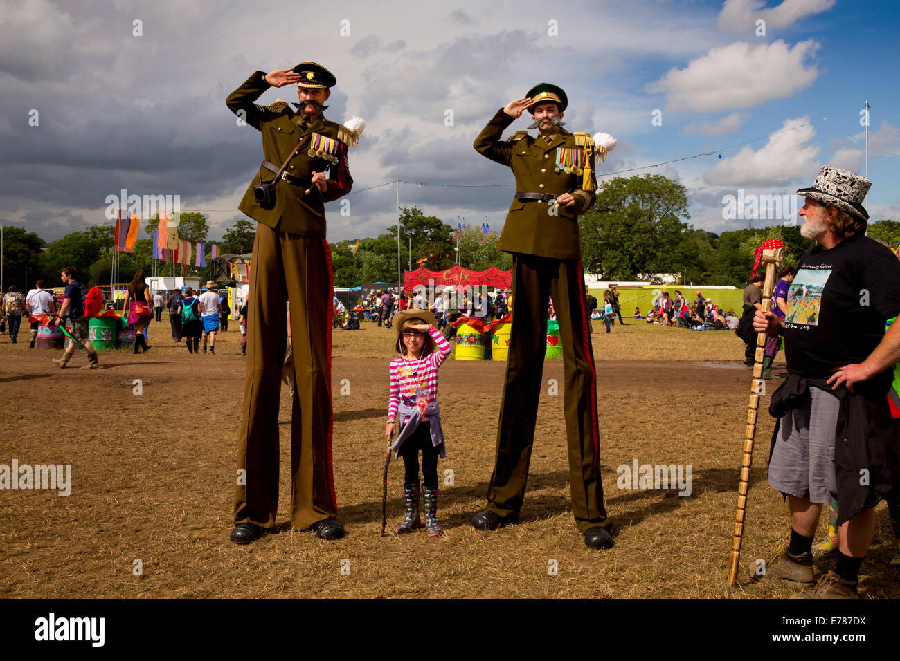 Foto op con soldati su palafitte, Glastonbury Festival 2014 Foto Stock