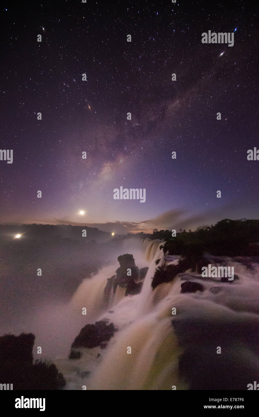 Il cielo di notte su cascate di Iguazu, Argentina Foto Stock