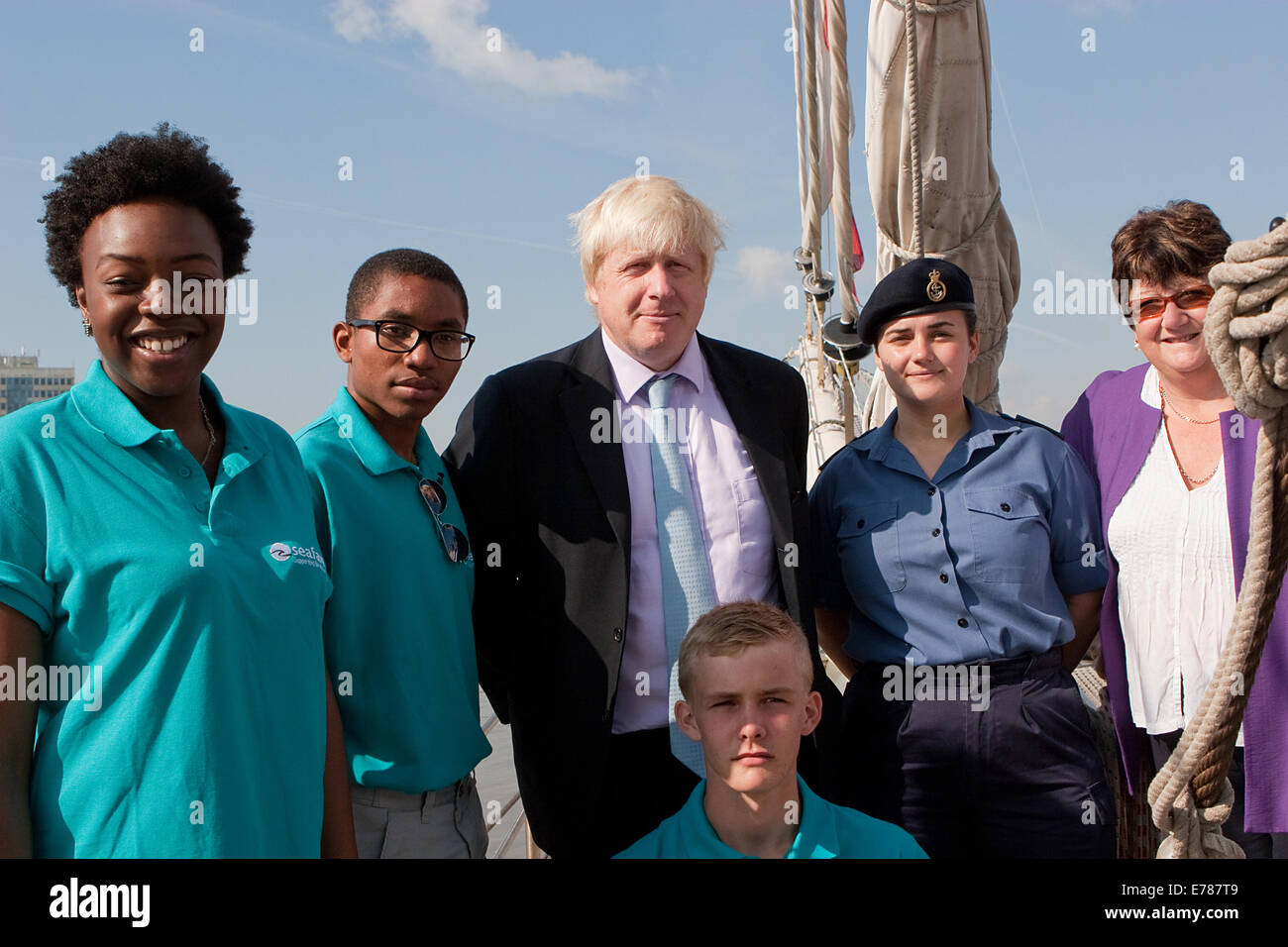 Il sindaco Boris Johnson pone lungo con equipaggio partecipanti da Greenwich durante la sua visita a TS tenace Foto Stock