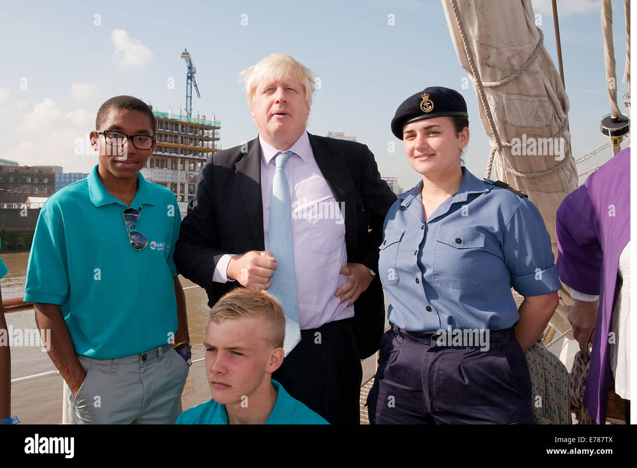 Il sindaco Boris Johnson pone lungo con equipaggio partecipanti da Greenwich durante la sua visita a TS tenace Foto Stock