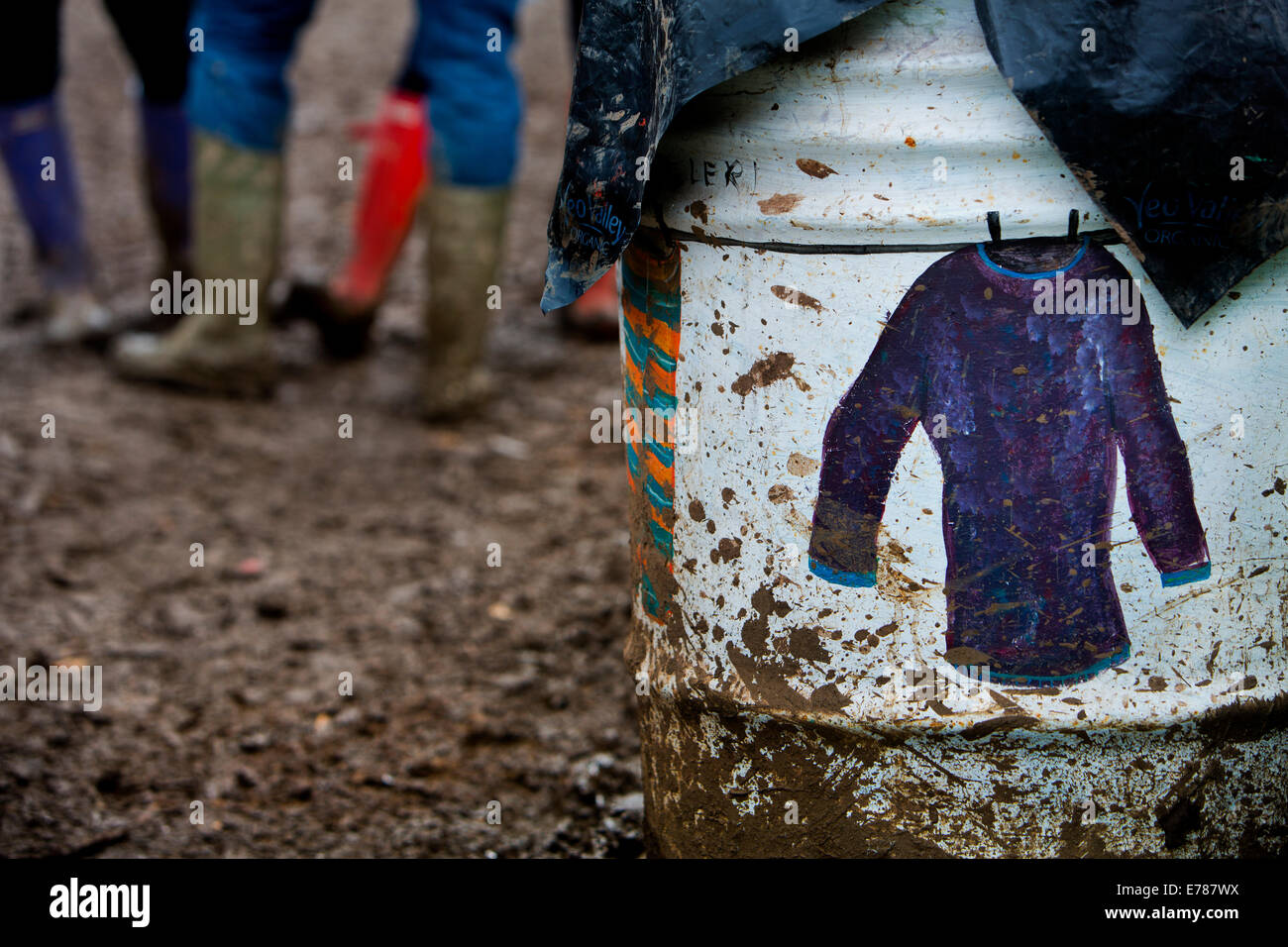 I rifiuti raccolti quotidianamente da uno dei 15.000 colorato i fusti di olio sparpagliate intorno al Glastonbury festival sito 2014 Foto Stock