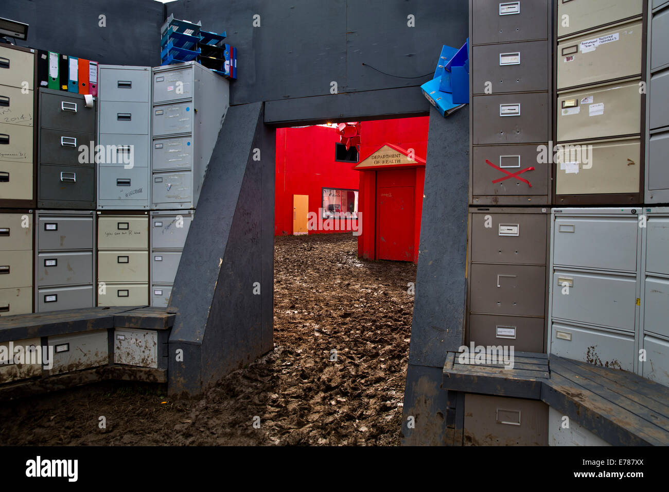 Glastonbury Festival 2014. Terreni fangosi corporate inferno la mattina dopo in Shangri La Foto Stock