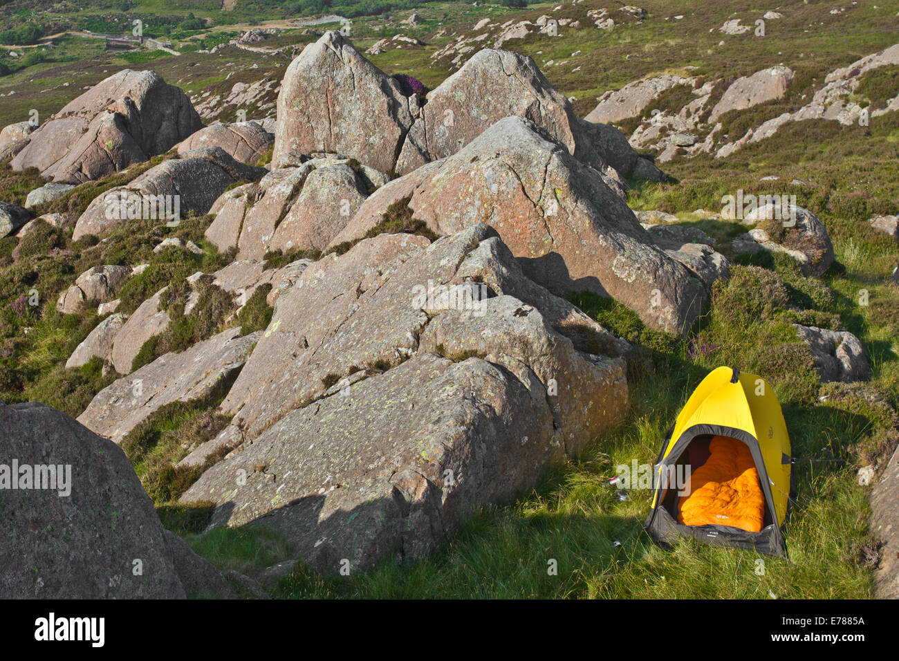 Un giallo in tenda la montagne del Galles Foto Stock