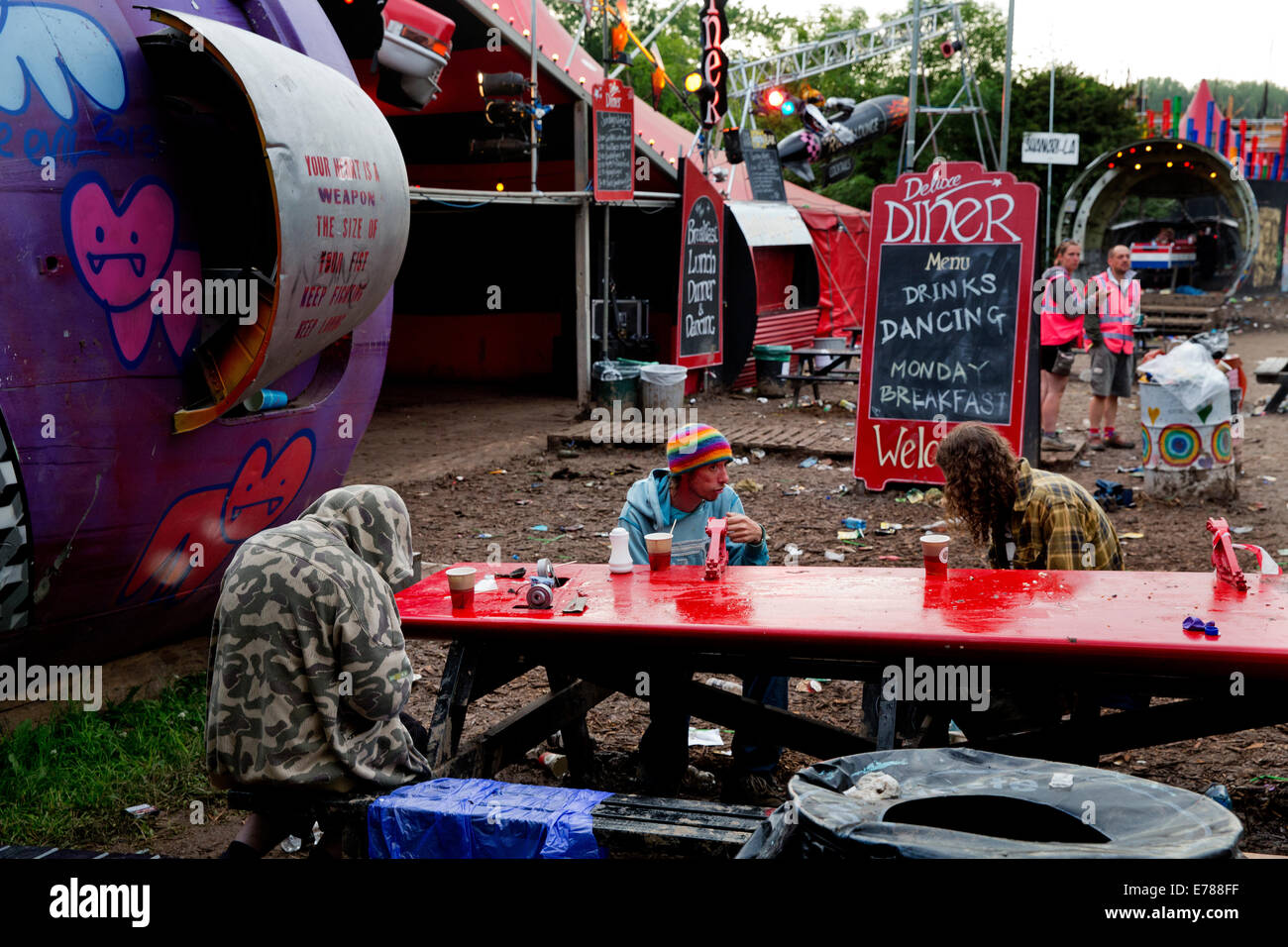 Shangri-La alla fine del partito, Glastonbury Festival 2014, alle 6 di domenica mattina Foto Stock