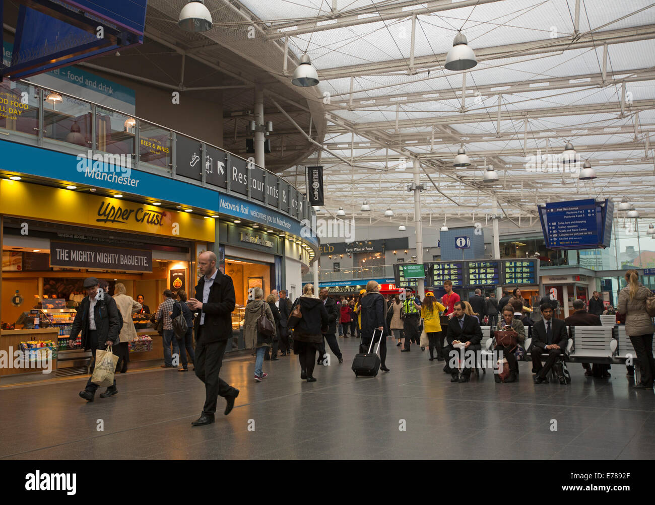 British pendolari alla trafficata Stazione ferroviaria terminale a Manchester, al cafe, seduto, camminando, in attesa di arrivo o di partenza dei treni Foto Stock