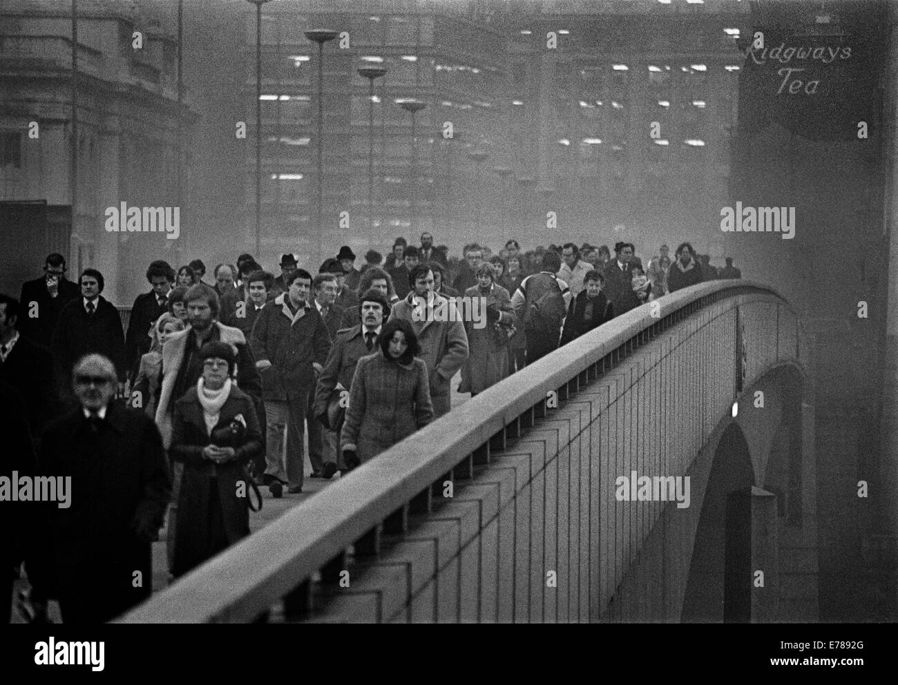 Pendolari a 17.30 lasciando la città attraversando il Ponte di Londra, l'inverno 1976. London Bridge, aperto al traffico nel 1973, è un b Foto Stock