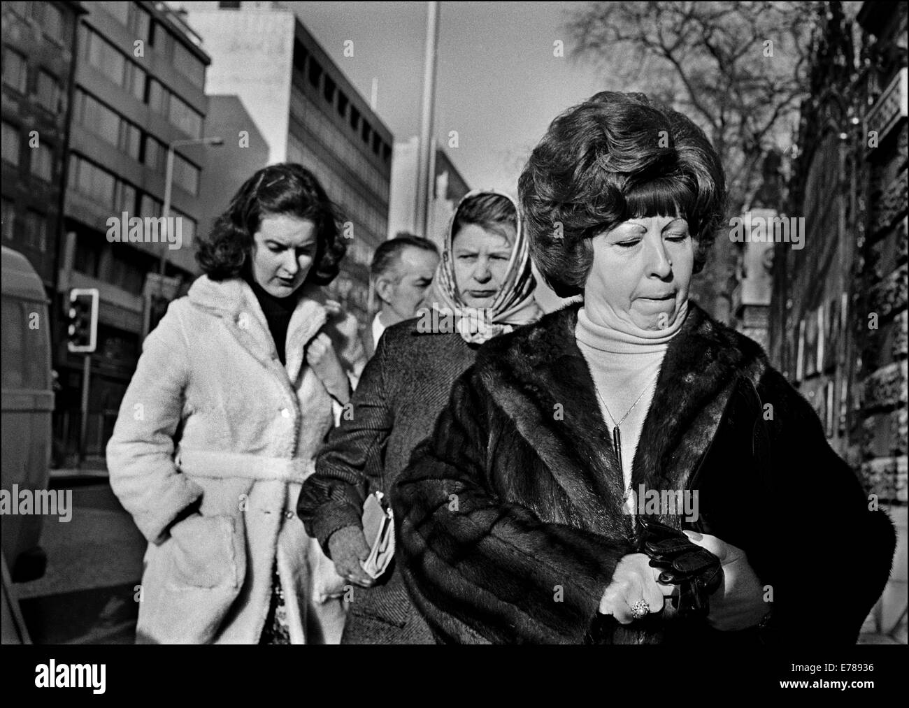 Gli amanti dello shopping a piedi su un sabato pomeriggio lungo Piccadilly da Green Park. Foto Stock