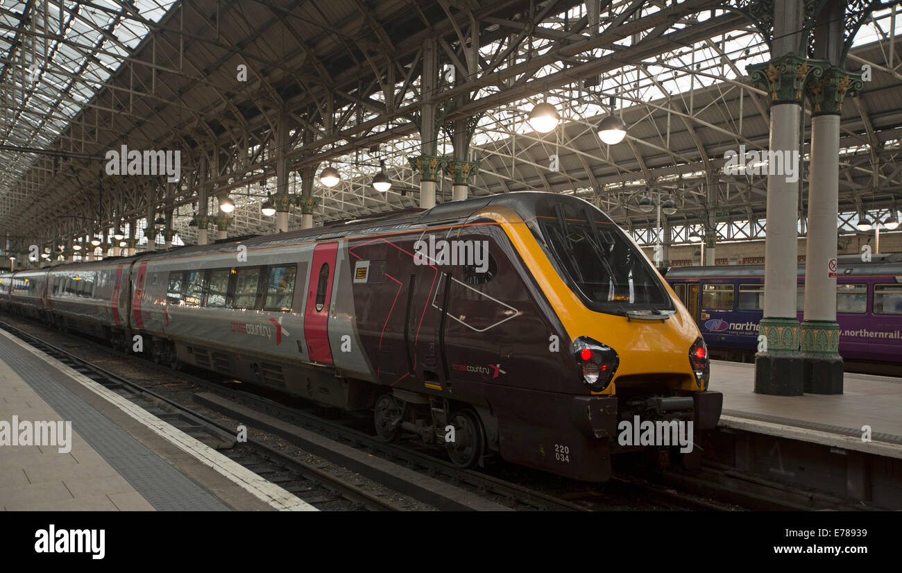 Treno con moderno locomotore diesel e carrozze passeggeri a piattaforma in Manchester stazione ferroviaria, Inghilterra Foto Stock