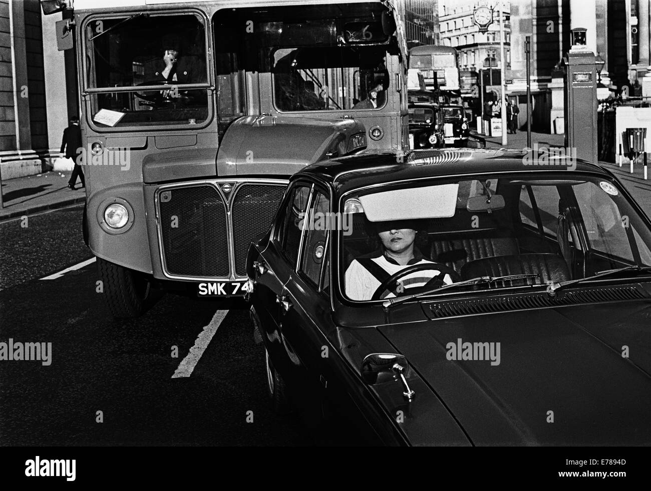 Auto & bus in attesa del semaforo, Bank di Londra. La velocità media di viaggio attraverso Londra è diminuita da 15mph in 1 Foto Stock