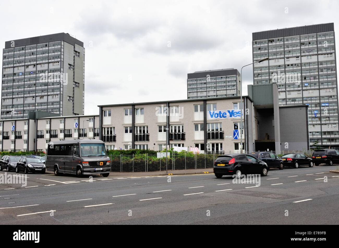 Glasgow, Scozia, 9 settembre 2014. Poster, le bandiere e gli striscioni su Windows su un blocco di appartamenti a Glasgow, in zona Gorbals annunciare il supporto per un voto favorevole come l'indipendenza scozzese referendum approcci. Il voto sulla questione se la Scozia dovrebbe essere un paese indipendente avrà luogo in Settembre 18th, 2014 Credit: Tony Clerkson/Alamy Live News Foto Stock