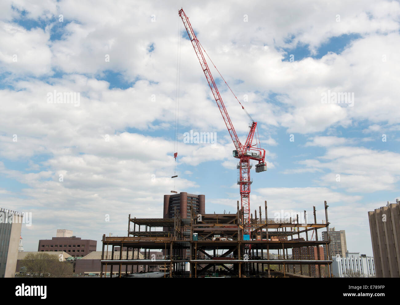 Gru a torre a lavorare su un nuovo quartier generale per Alexion Pharmaceuticals. New Haven, Ct. Foto Stock