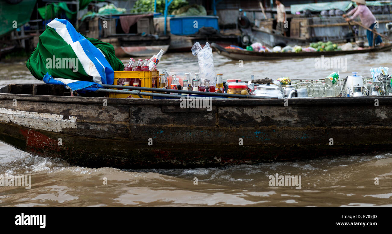 Barca venditore di cibo nel fiume Foto Stock