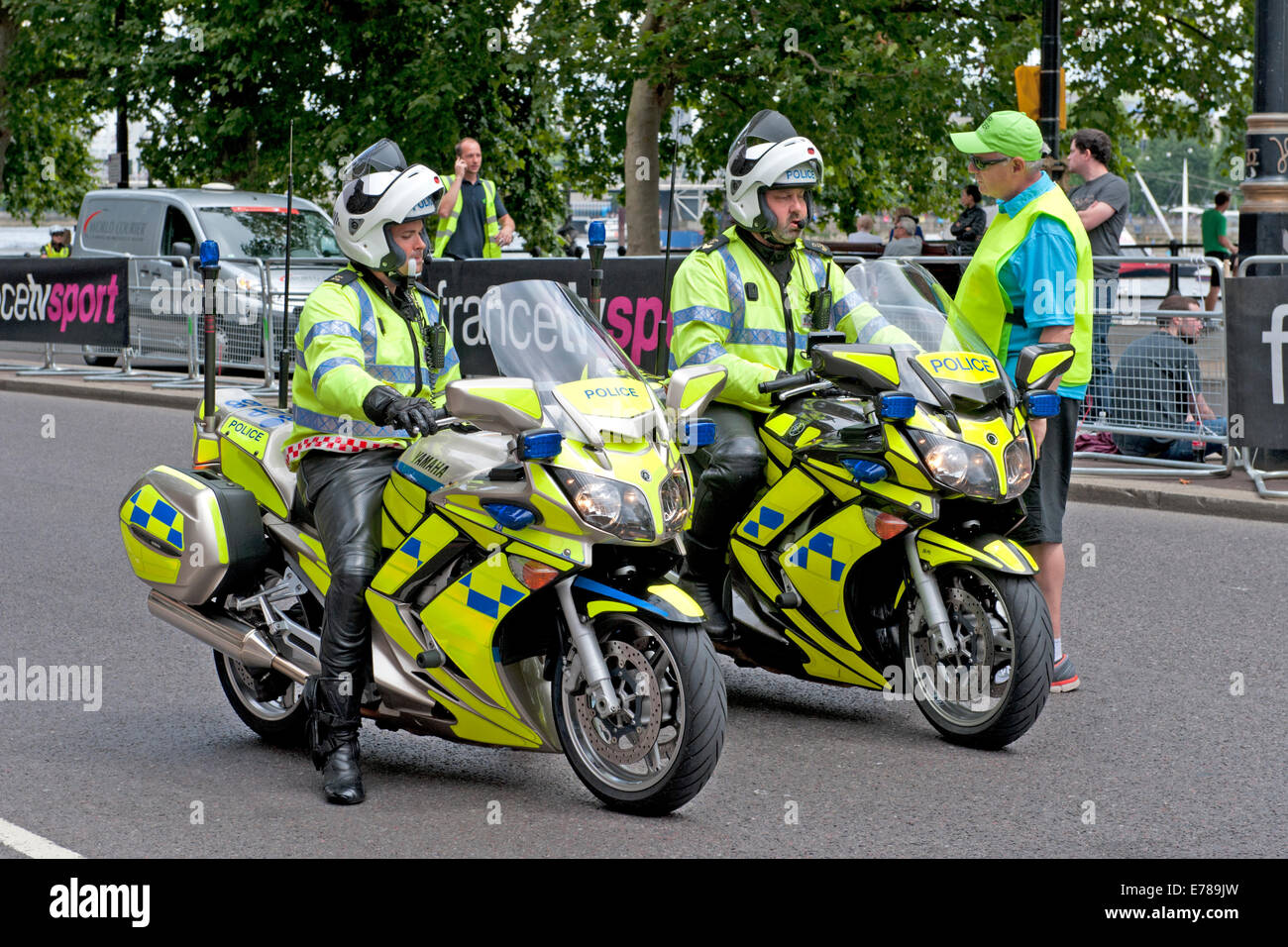 Motociclisti di polizia davanti al 2014 Tour de France cycle race a Londra Foto Stock