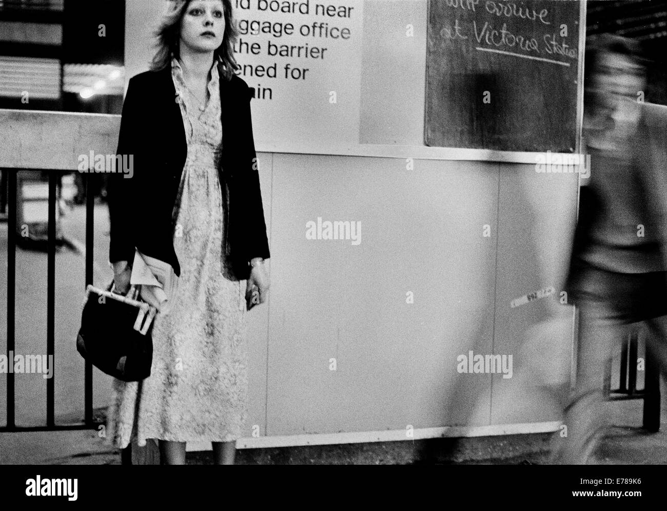 Ragazza in attesa di un amico a Waterloo, Gran Bretagna di Chongqing Rail station, Londra Foto Stock