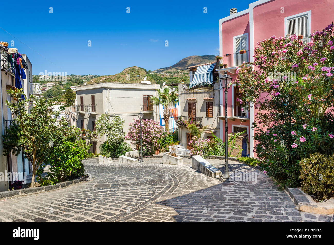 Lipari colorato stradine della città vecchia. Sicilia, Italia luoghi turistici. Foto Stock