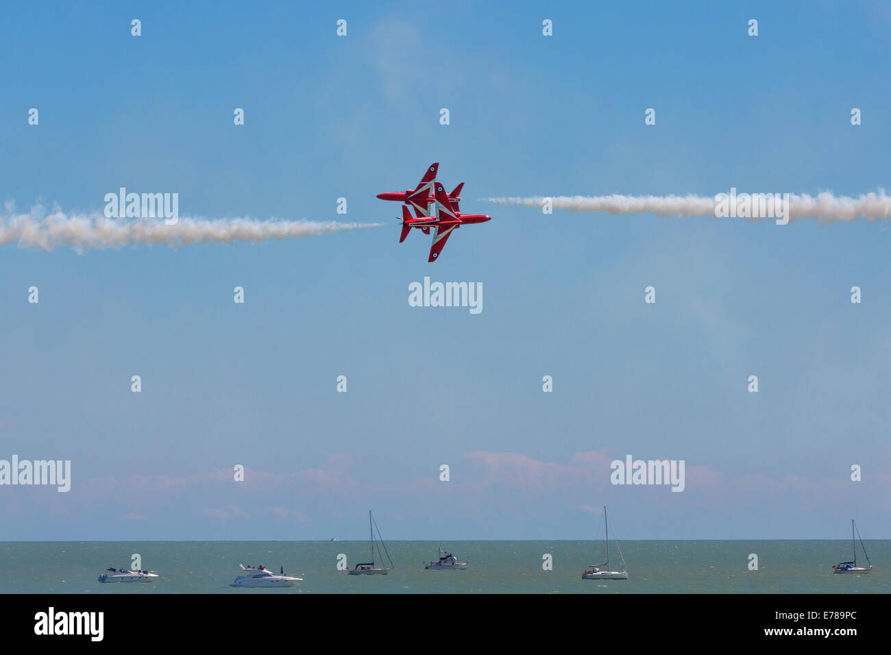 Due frecce rosse aeromobile che passa in un Airshow di Eastbourne 2014. Foto Stock