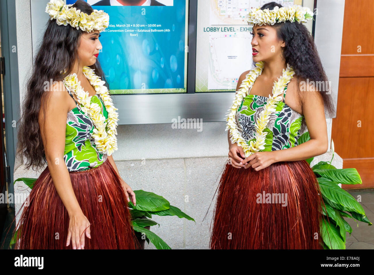 Hawaii,Hawaiian,Oahu,Honolulu,Centro Convegni,centro,interno,ballerini hula,green,gonna d'erba,fiori lei,visitatori viaggio t Foto Stock
