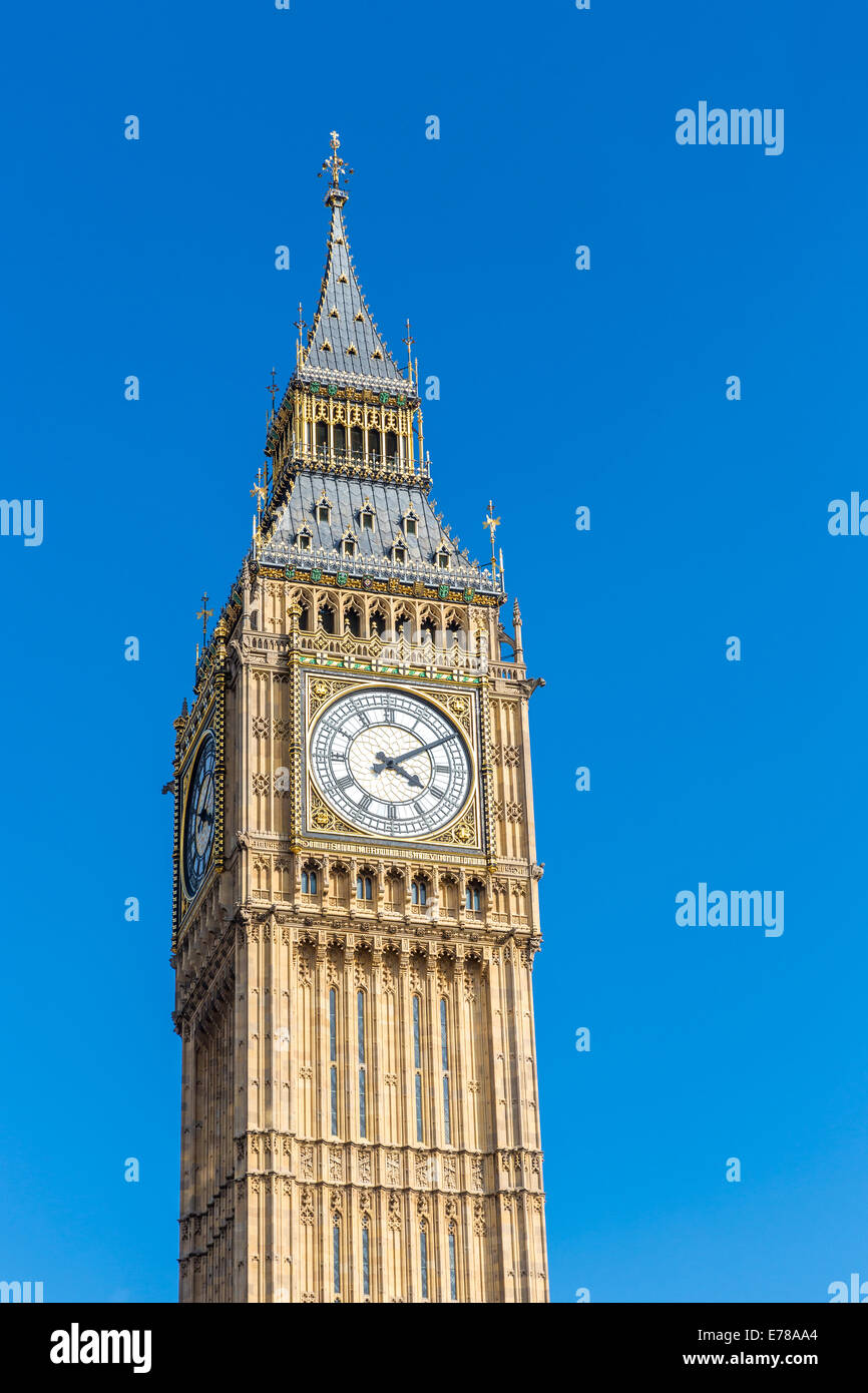Big Ben a Londra, Inghilterra fotografato con un cielo blu sullo sfondo Foto Stock