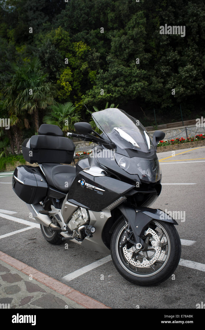 Nero BMW K1600GTL vestito completo luxury tourer moto parcheggiata al lato della strada. Foto Stock