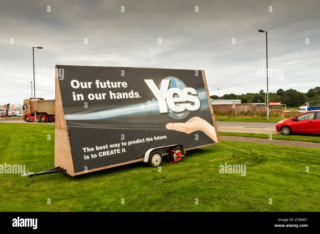 Indipendenza scozzese referendum 2014 grandi votare sì segno o palizzata vicino alla strada di ingresso nella città di Elgin Moray Foto Stock