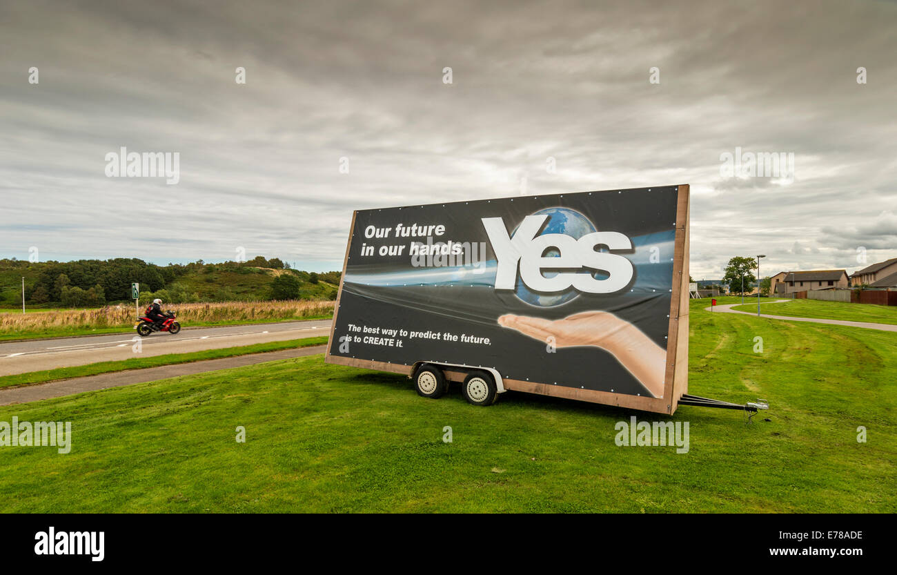 Indipendenza scozzese referendum 2014 grandi votare sì segno o palizzata sul ciglio della strada nella città di Elgin Moray Foto Stock