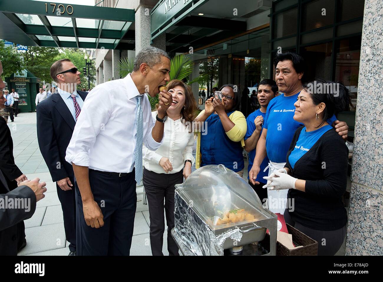 Il Presidente Usa Barack Obama campioni cibo al di fuori di Naan & Beyond, un ristorante indiano mentre sul suo modo di Starbucks Giugno 9, 2014 in Washington, DC. Foto Stock