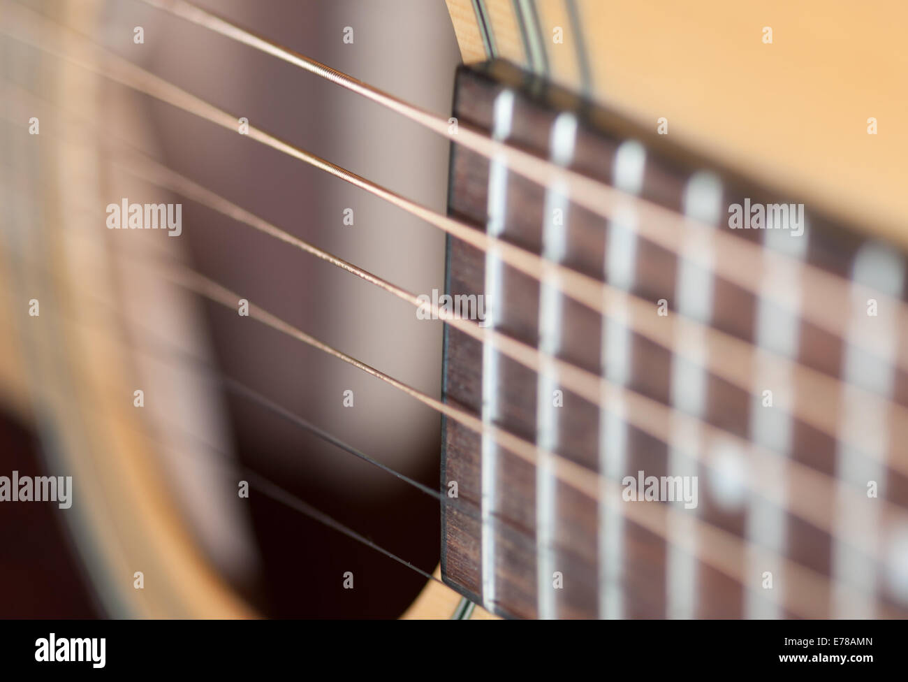 Chitarra macro dettaglio di stringhe e cassa di risonanza. Foto Stock