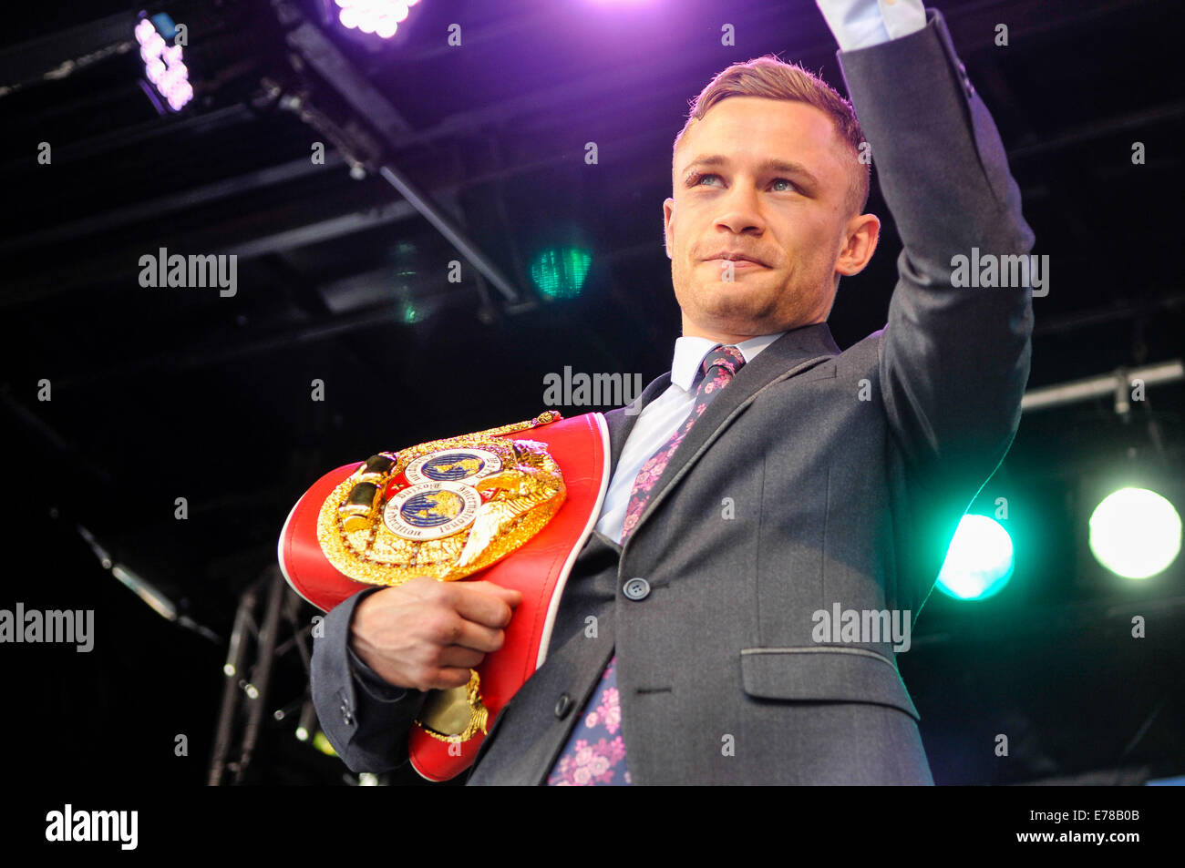 Belfast, Irlanda del Nord. 9 set 2014 - Mondo super-Peso gallo campione Carl Frampton onde per la folla a civic reception tenuto in suo onore. Credito: Stephen Barnes/Alamy Live News Foto Stock