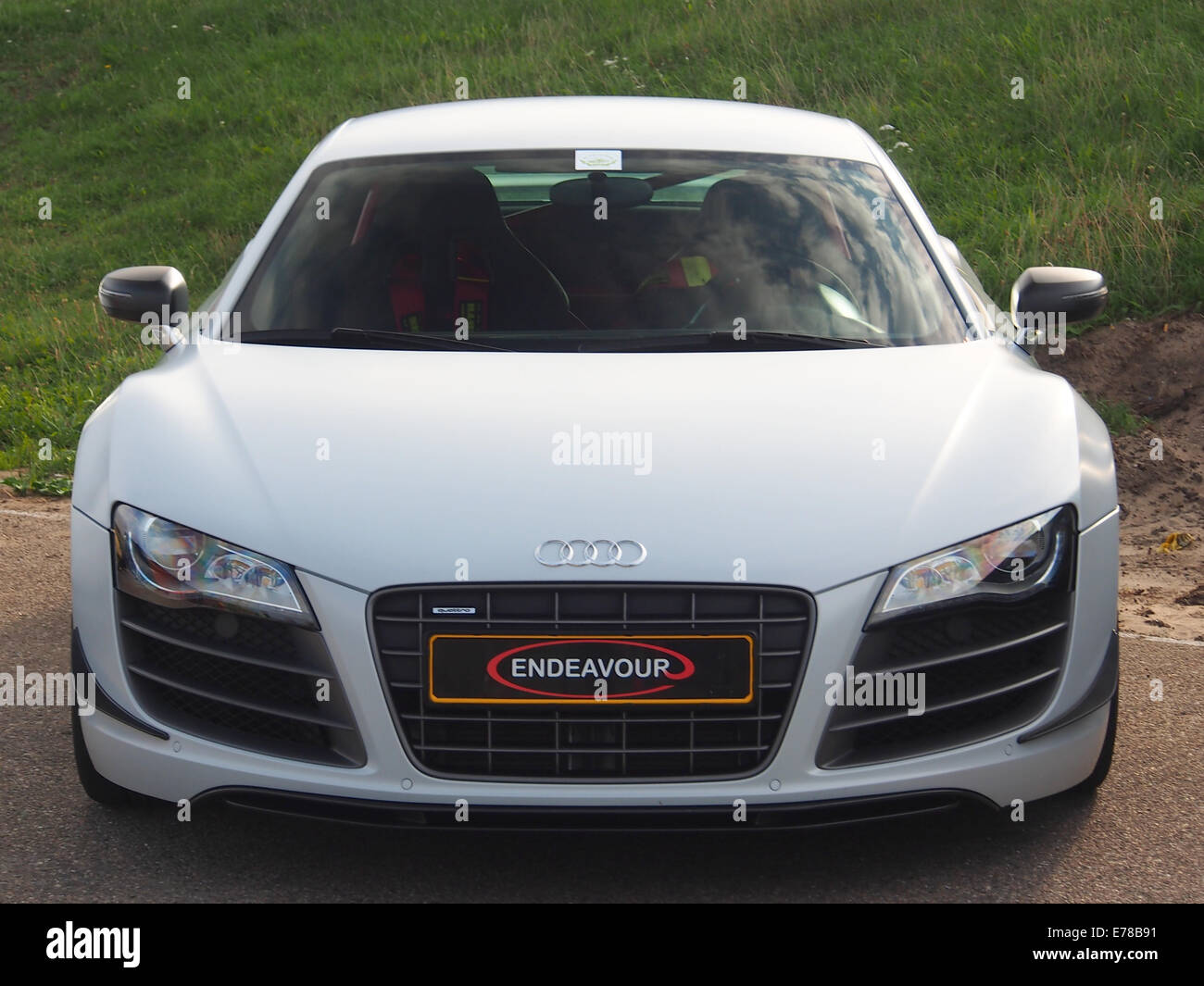 L'Audi R8 GT bianca è un'auto sportiva di produzione limitata nota per le sue caratteristiche ad alte prestazioni e il design elegante. Questo particolare modello mette in mostra l'eccellenza ingegneristica di Audi nel segmento delle auto sportive di lusso. Foto Stock