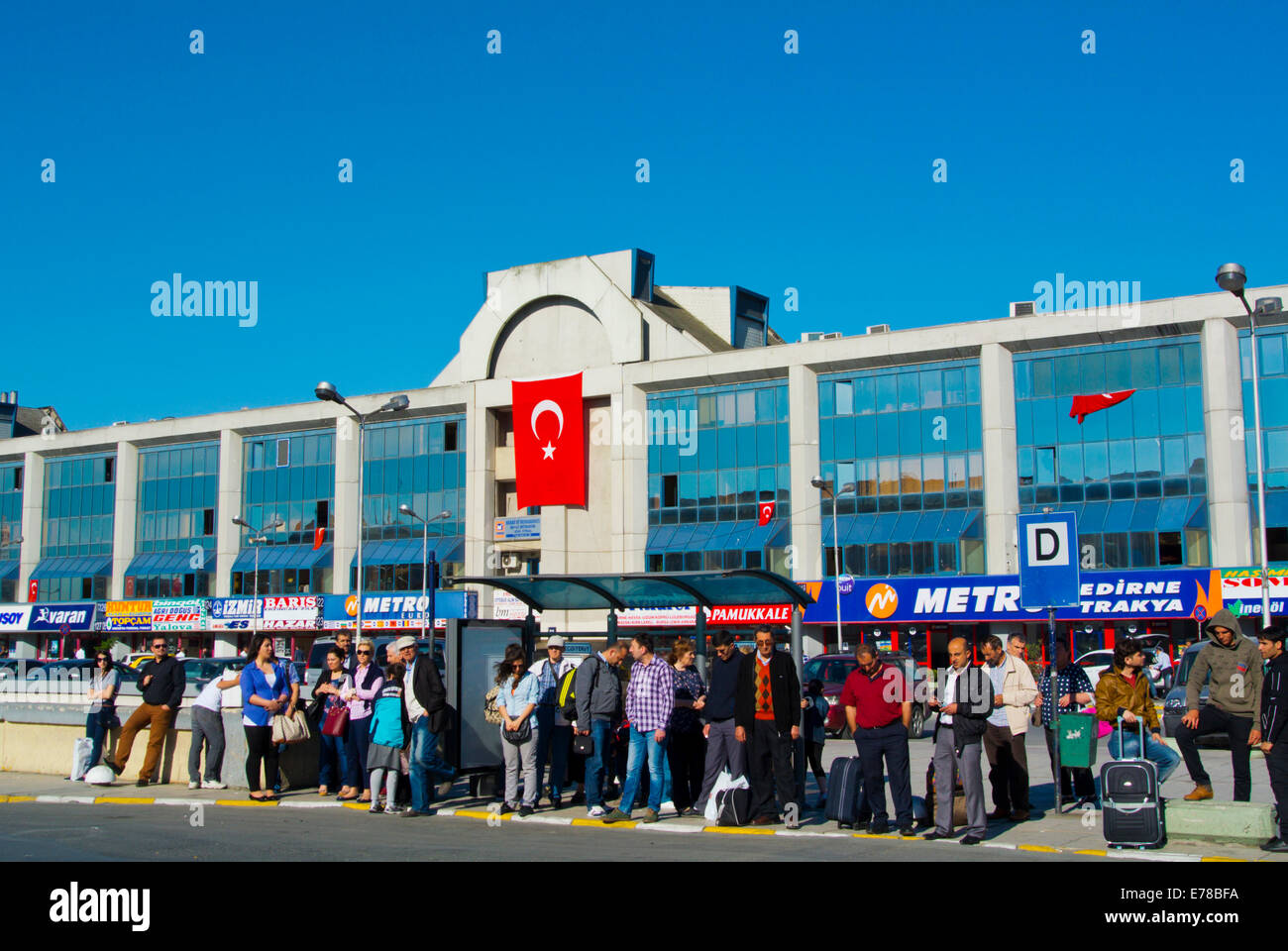 Le persone in attesa del bus per il centro, Büyük Otogar principali a lunga distanza stazione bus, quartiere Bayrampasa, Istanbul, Turchia, Europ Foto Stock