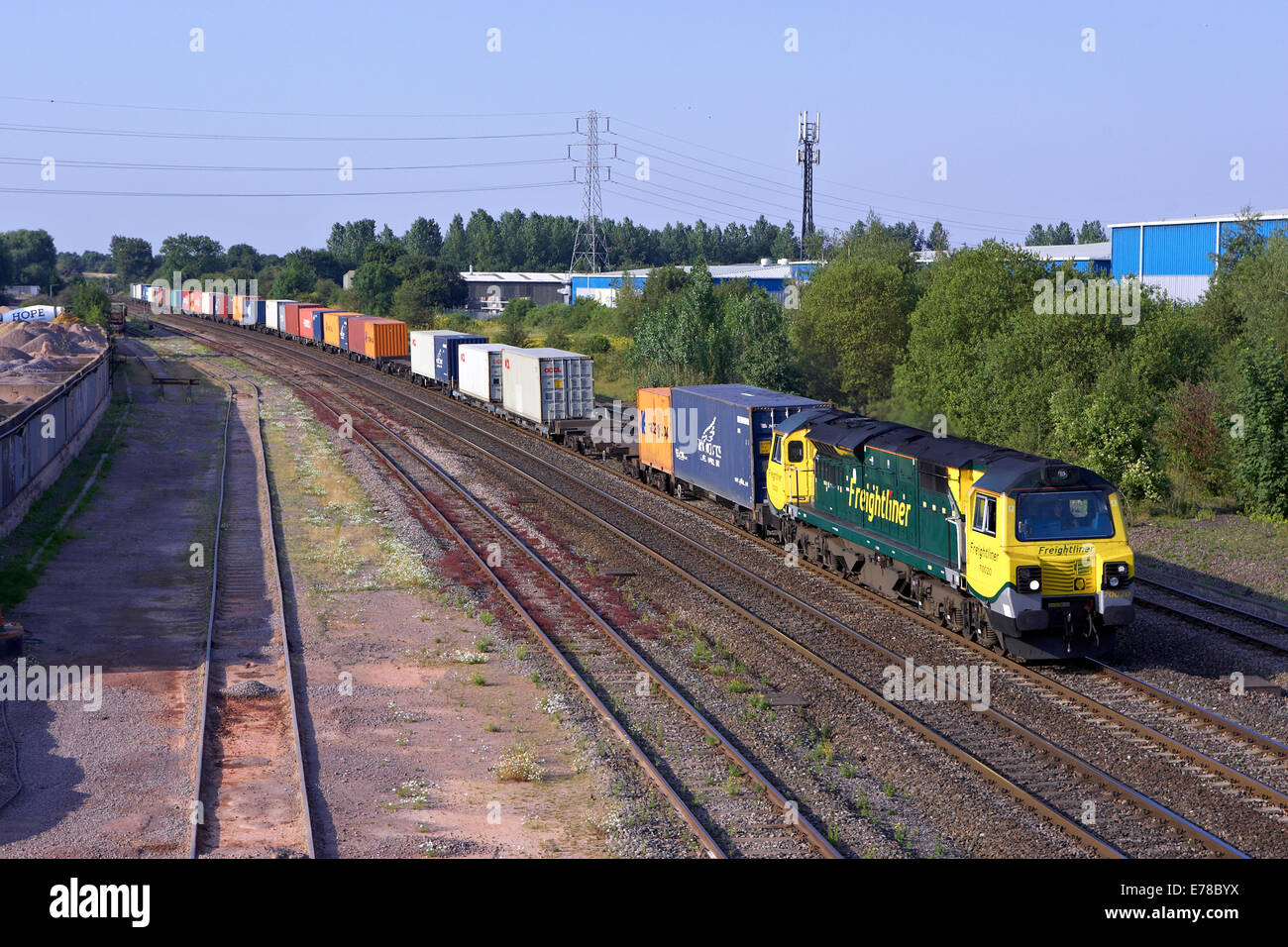 70020 poteri attraverso Banbury con 4O17 12:12 Lawley Street - Southampton liner su 23/07/14. Foto Stock