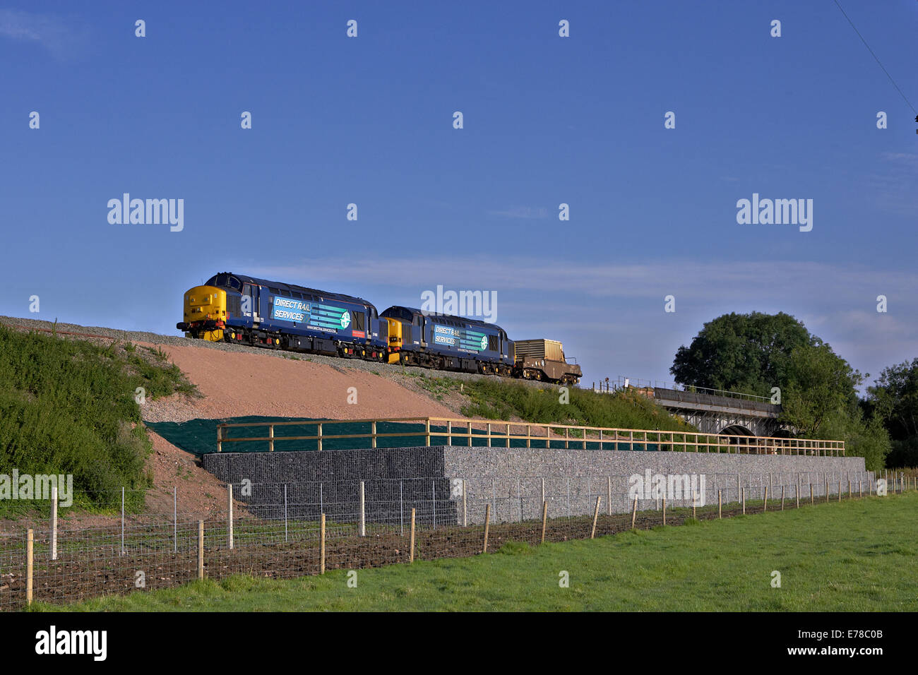 37402 e 37606 hanno appena attraversato il fiume Avon a Eckington con 6V73 04:33 Crewe carbone sciavero - Berekely C.E.G.B nucleare vuota Foto Stock