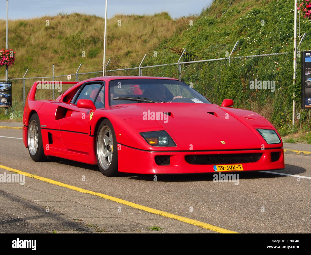 La Ferrari F40 del 1989, sotto licenza 59-JVK-5, è una supercar ad alte prestazioni con un motore V8 biturbo, nota per la sua velocità e il design iconico. È uno dei modelli più leggendari della Ferrari. Foto Stock